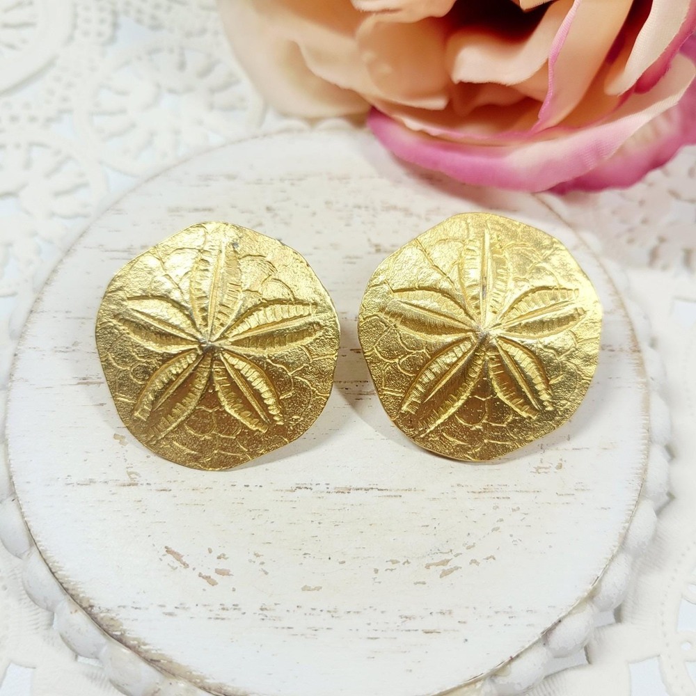 VTG Dauplaise Brushed Gold Tone Sand Dollar Earrings Clip On Statement Beachy